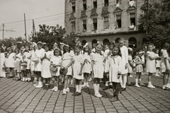 Magyarország, Budapest XIV., Kerepesi út, háttérben az épület a Hungária körút sarkán áll., 1947, Fortepan/Album002, Budapest, kislány, lányok, fehér ruha, kosár, Fortepan #92642