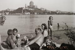 Hungary,Slovakia, Štúrovo, Duna-part, a túlparton Esztergom, a Várhegyen a Bazilika., 1944, Fortepan/Album002, basilica, nude photo, Danube, family, date label, sunbathe, Fortepan #92697