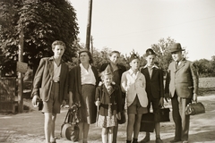 Magyarország, Budapest II., Dombos (Szentkereszt) utca - Labdarózsa (Szent Szív) utca sarok., 1947, Fortepan/Album002, Budapest, kislány, kamasz, csoportkép, fiúk, család, orvosi táska, Fortepan #92702