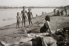 Hungary,Slovakia, Štúrovo, Duna-part, a túlparton Esztergom, háttérben a Prímás sziget és a Mária Valéria híd., 1944, Fortepan/Album002, bridge, sunbathe, barefoot, Danube, János Feketeházy-design, family, date label, Fortepan #92709