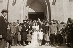 Hungary, Budapest IV., Szent István tér. A felvétel az Egek Királynéja templom előtt készült., 1943, Fortepan/Album002, kid, wedding ceremony, church, bride, groom, soldier, sword, Budapest, Fortepan #92713