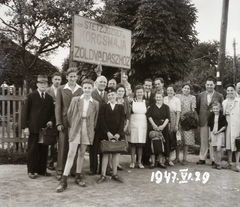 Magyarország, Budapest II., Dombos (Szentkereszt) utca - Labdarózsa (Szent Szív) utca sarok, balra a háttérben özv. Stetz Józsefné korcsmája a Zöldvadászhoz., 1947, Fortepan/Album002, Budapest, csoportkép, Fortepan #92726