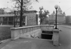 Magyarország, Budapest V., Erzsébet (Engels) tér, Deák téri földalatti állomás lejárója., 1956, UVATERV, Budapest, felirat, utcai lámpa, Fortepan #9273