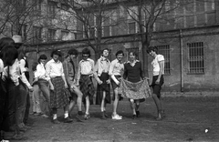 Magyarország, Budapest XXI., Táncsics Mihály utca 92-98., a Jedlik Ányos Gimnázium udvara., 1971, G K, tréfálkozás, Budapest, hosszúhajú, ballagás, cross-dressing, Fortepan #92794