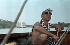 Magyarország,Balaton, Tihany, háttérben a Hotel Tihany., 1965, G K, vitorláshajó, színes, napszemüveg, vitorlázás, csíkos ruha, dohányzás, Fortepan #92803