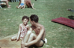 Magyarország, Balatonalmádi, Wesselényi strand., 1961, G K, strand, fürdőruha, színes, gumimatrac, kislány, gyerek, gyékény, mosoly, Fortepan #92835