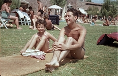 Magyarország, Balatonalmádi, Wesselényi strand., 1961, G K, fürdőruha, színes, gumimatrac, kislány, gyerek, gyékény, strand, Fortepan #92836