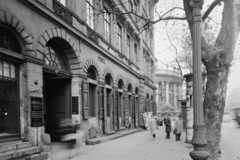 Magyarország, Budapest V., Bajcsy-Zsilinszky út 16., háttérben a Szent István-bazilika., 1961, UVATERV, plakát, hirdetőoszlop, posta, újságárus, Budapest, Fortepan #9284