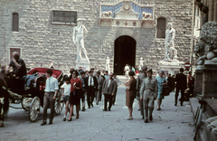 Olaszország, Firenze, Piazza della Signoria, balra Michelangelo Dávid szobrának másolata a régi városháza, a Palazzo Vecchio bejáratánál., 1967, G K, színes, hintó, szobor, járókelő, életkép, szoborcsoport, meztelen alak, Herkules-ábrázolás, Arnolfo di Cambio-terv, David-ábrázolás, Michelangelo Buonarroti-terv, Cacus-ábrázolás, Bartolommeo Bandinelli-terv, olasz katona, Fortepan #92847