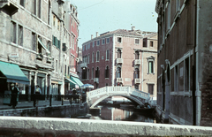 Olaszország, Velence, Fondamenta dei Frari a Rio Terà San Tomà felől nézve, szemben a Ponte dei Frari., 1967, G K, színes, híd, napernyő, életkép, csatorna, ívhíd, Fortepan #92849