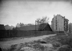 Magyarország, Budapest XIII., Thurzó utca. Középen az 5. számú ház, háttérben, a kép jobb oldalán a Pozsonyi út 57. hátsó homlokzata., 1952, UVATERV, tűzfal, lámpaoszlop, léckerítés, Budapest, Fortepan #9286