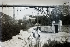 Hungary, Veszprém, Kittenberger Kálmán utca, szemben a Szent István völgyhíd (Viadukt) és a Vár., 1937, Haui Balázs, castle, bridge, baby carriage, ferro concrete construction, arch bridge, Róbert Folly-design, Fortepan #92909