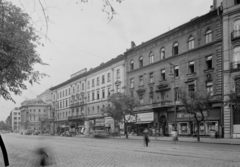 Magyarország, Budapest VII., Erzsébet (Lenin) körút, háttérben a Nemzeti Színház., 1952, UVATERV, cégtábla, utcakép, fodrászat, szoborfülke, drogéria, Budapest, Fortepan #9293