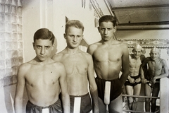 Hungary, Esztergom, uszoda. Wannie András, ?, Mátravölgyi László úszók., 1925, Haui Balázs, swimming pool, height chart, peeking, half-naked, swimming cap, strong, Fortepan #92943