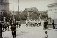 Bulgária, Szófia, Szeptember 6. utca a Parenszov generális utcából nézve., 1934, Haui Balázs, zászló, katonazenekar, cserkész, bolgár katona, Fortepan #92946