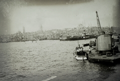 Törökország, Isztambul, a város látképe Karaköy városrész felől., 1934, Haui Balázs, kikötő, minaret, gőzhajó, mecset, hajódaru, Fortepan #92949