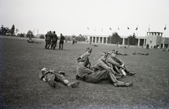 Németország, Berlin, német tábori csendőrök az Olimpiai Stadion mellett, háttérben jobbra az Olimpiai Úszóstadion, 1938, Hegedűs Judit, horogkereszt, német katona, Fortepan #92978