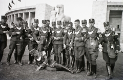 Németország, Berlin, német tábori csendőrök az Olimpiai Stadion előtt., 1938, Hegedűs Judit, egyenruha, horogkereszt, nácizmus, német katona, Fortepan #92981