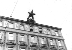 Magyarország, Budapest VII., Rákóczi út 54., a Népszava Lapkiadó Vállalt székháza., 1956, Hofbauer Róbert, forradalom, vörös csillag, jelképrombolás, Budapest, Fortepan #93000