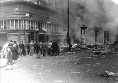 Magyarország, Budapest VI., Teréz (Lenin) körút 6., a Dohnányi Ernő (Szófia) utca sarkán álló épület., 1956, Hofbauer Róbert, forradalom, könyvesbolt, hirdetőoszlop, könyvégetés, tűz, Budapest, Fortepan #93001