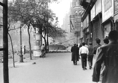 Magyarország, Budapest VII., Erzsébet (Lenin) körút, jobbra a Barcsay utca torkolata., 1956, Hofbauer Róbert, kerékpár, forradalom, hirdetőoszlop, barikád, szemetes, órás, T-55 tank, Budapest, Fortepan #93007