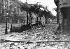 Magyarország, Budapest VIII., József körút a Csepreghy utca torkolatától a Nap utca felé nézve., 1956, Hofbauer Róbert, zászló, forradalom, teherautó, szemetes, Budapest, Fortepan #93011