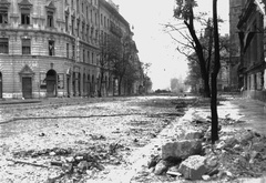 Magyarország, Budapest VIII., Üllői út a Mária utcától a Nagykörút felé nézve., 1956, Hofbauer Róbert, zászló, forradalom, Budapest, Fortepan #93012