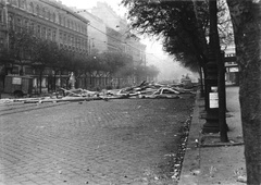 Magyarország, Budapest VII., Erzsébet (Lenin) körút a Dohány utca felől a Wesselényi utca felé nézve., 1956, Hofbauer Róbert, forradalom, barikád, T-55 tank, Budapest, Fortepan #93015