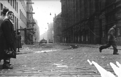 Magyarország, Budapest VIII., Somogyi Béla (Rökk Szilárd) utca a Blaha Lujza tér felől nézve., 1956, Hofbauer Róbert, forradalom, ISZ-3 harckocsi, Budapest, Fortepan #93017