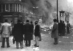 Magyarország, Budapest VI., Teréz (Lenin) körút 6., a Dohnányi Ernő (Szófia) utca sarkán álló épület., 1956, Hofbauer Róbert, forradalom, könyvesbolt, hirdetőoszlop, könyvégetés, Budapest, Fortepan #93018