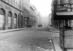 Magyarország, Budapest VII., Barcsay utca a Körút felől az Almássy tér felé nézve, jobbra az Osvát (Miksa) utca torkolata., 1956, Hofbauer Róbert, forradalom, kárpitos, T-55 tank, Budapest, Fortepan #93019