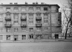 Magyarország, Budapest XIII., Lehel utca - Béke tér sarok., 1951, UVATERV, cégtábla, cukrászda, húsbolt, Budapest, Közért Vállalat, élelmiszerbolt, háborús kár, golyónyom, sínpálya, Fortepan #9302