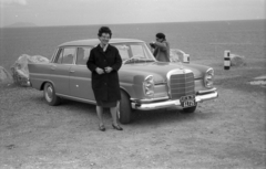 Görögország, 1964, Holenár Csaba és Edina, német gyártmány, Mercedes-márka, automobil, rendszám, Mercedes W110, diplomata jelzés, görög ábécé, Fortepan #93031