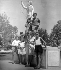 Hungary, Lőrinci, Petőfi Sándor szobra., 1955, Fortepan, sculpture, Petőfi-portrayal, standing on a sculpture, Fortepan #9306