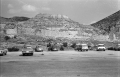 Görögország, Mükéne, a romváros parkolója, háttérben a Zagrosz hegy és az Agiosz Iliasz hegy., 1964, Holenár Csaba és Edina, automobil, Volkswagen Typ3, rendszám, Fiat 500, Volkswagen Bogár, Citroen DS, Opel Rekord P2, kabrió, Sunbeam Alpine, Fortepan #93065