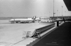 Olaszország, Róma, Fiumicino repülőtér., 1964, Holenár Csaba és Edina, repülőgép, repülőtér, Alitalia légitársaság, Sud Aviation-márka, SE-210 Caravelle, reptéri lépcső, Fortepan #93091