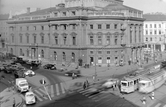 Magyarország, Budapest VIII., Blaha Lujza tér, Nemzeti Színház a Népszínház utca felől., 1964, UVATERV, színházművészet, közlekedés, íróasztal, magyar gyártmány, nemzeti színház, teherautó, utcakép, életkép, villamos, látkép, Fellner és Helmer-terv, telefonfülke, csibilámpa, újságárus, villamosmegálló, automobil, GAZ M21 Volga, Ganz-márka, Ganz UV, eklektikus építészet, Budapest, FSO Warszawa, Fortepan #9310