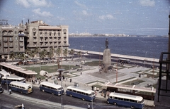 Egypt, Alexandria, Saad Zaghloul egykori egyiptomi miniszterelnök szobra a róla elnevezett téren, balra a Steingenberger Cecil Hotel., 1962, Inkey Tibor, colorful, bus, sculpture, Saad Zaghloul-portrayal, Fortepan #93140