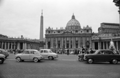 Vatikán, Szent Péter tér, Szent Péter-bazilika., 1962, Inkey Tibor, közlekedés, szökőkút, motorkerékpár, rendőr, Bazilika, obeliszk, automobil, Alfa Romeo Giulia, Fiat 600, Renault Dauphine, Fortepan #93285