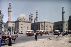 Egyiptom, Kairó, Szultán Haszán és Al-rifái mecsetek a Salah El-Deen tér felől nézve., 1962, Inkey Tibor, színes, autóbusz, fogat, minaret, mecset, Fortepan #93332