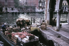 Olaszország, Velence, halpiac a Fondamenta Riva Olio - Fondamenta de la Prigioni sarkánál, a Canal Grande partján., 1968, Közösségi Szociális Szövetkezet, színes, csatorna, Fortepan #93423