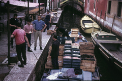 Olaszország, Velence, Calle de la Beccarie O Panataria a halpiacnál a Fondamenta Riva Olio felől nézve., 1968, Közösségi Szociális Szövetkezet, színes, csónak, csatorna, Fortepan #93424