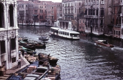 Olaszország, Velence, kilátás a Rialto hídról a Canal Grande-ra., 1968, Közösségi Szociális Szövetkezet, színes, csónak, motorcsónak, vízibusz, vaporetto, csatorna, Fortepan #93425