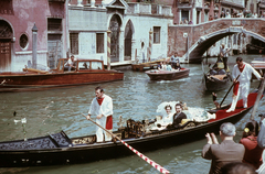 Olaszország, Velence, Fondamenta Dandolo a Basilica dei Santi Giovanni e Paolo előtt, háttérben a Ponte Cavallo., 1968, Közösségi Szociális Szövetkezet, esküvő, színes, gondola, ívhíd, Fortepan #93430