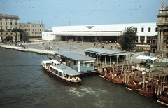 Olaszország, Velence, Canal Grande a Ponte degli Scalzi-ról nézve, szemben a Főpályaudvar épülete., 1972, Közösségi Szociális Szövetkezet, hajó, színes, motorcsónak, pályaudvar, vasútállomás, vaporetto, Fortepan #93433