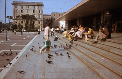 Olaszország, Velence, jobbra a Főpályaudvar., 1972, Közösségi Szociális Szövetkezet, színes, lépcső, pályaudvar, galamb, lépcsőn ülni, Fortepan #93434