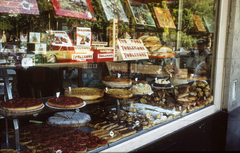 France, Paris, 1976, Közösségi Szociális Szövetkezet, colorful, Show window, pastry shop, pastry, cake, Toblerone-brand, Fortepan #93447