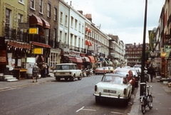 Egyesült Királyság, London, Beauchamp Place a Brompton Road felé nézve., 1977, Közösségi Szociális Szövetkezet, kerékpár, színes, brit gyártmány, automobil, rendszám, Land Rover-márka, Land Rover Range Rover, napellenző, országjelzés, Fortepan #93454