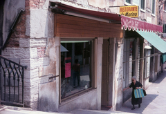 Olaszország, Velence, Rio Tera de la Maddalena a Ponte de l'Anconeta-ról nézve., 1972, Közösségi Szociális Szövetkezet, színes, étterem, napellenző, Fortepan #93456