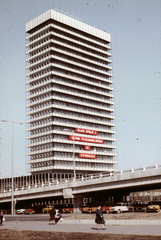 Hungary, Budapest XIII., Váci út, SZOT irodaház (később Nyugdíjfolyósító)., 1985, Kristek Pál, colorful, high-rise building, tall house, overpass, Budapest, car park, Fortepan #93465